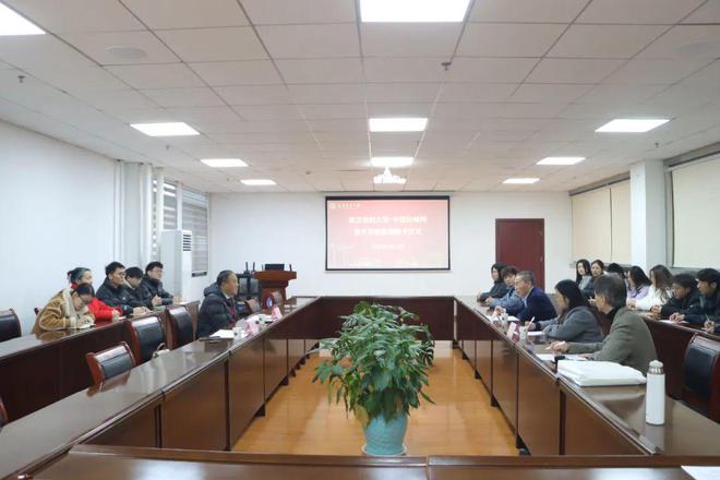 行业关注 武汉纺织大学赠予中国纱线网登月同款国旗(图2)